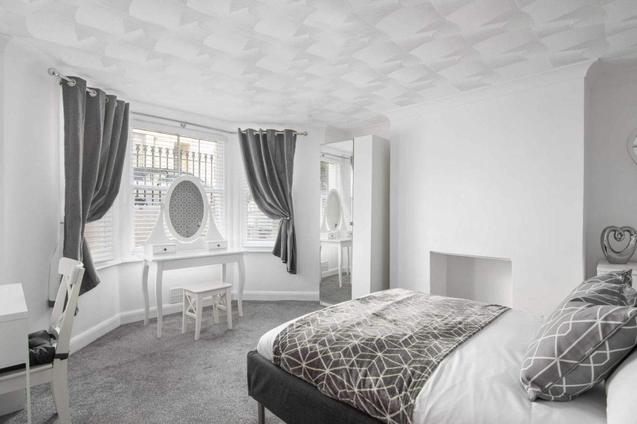 The Roost Group - Stylish Apartments เกรฟเซ็นด์ ภายนอก รูปภาพ